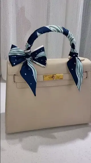 بستن باندانا و مینی اسکارف به دسته کیف به طرح پاپیون